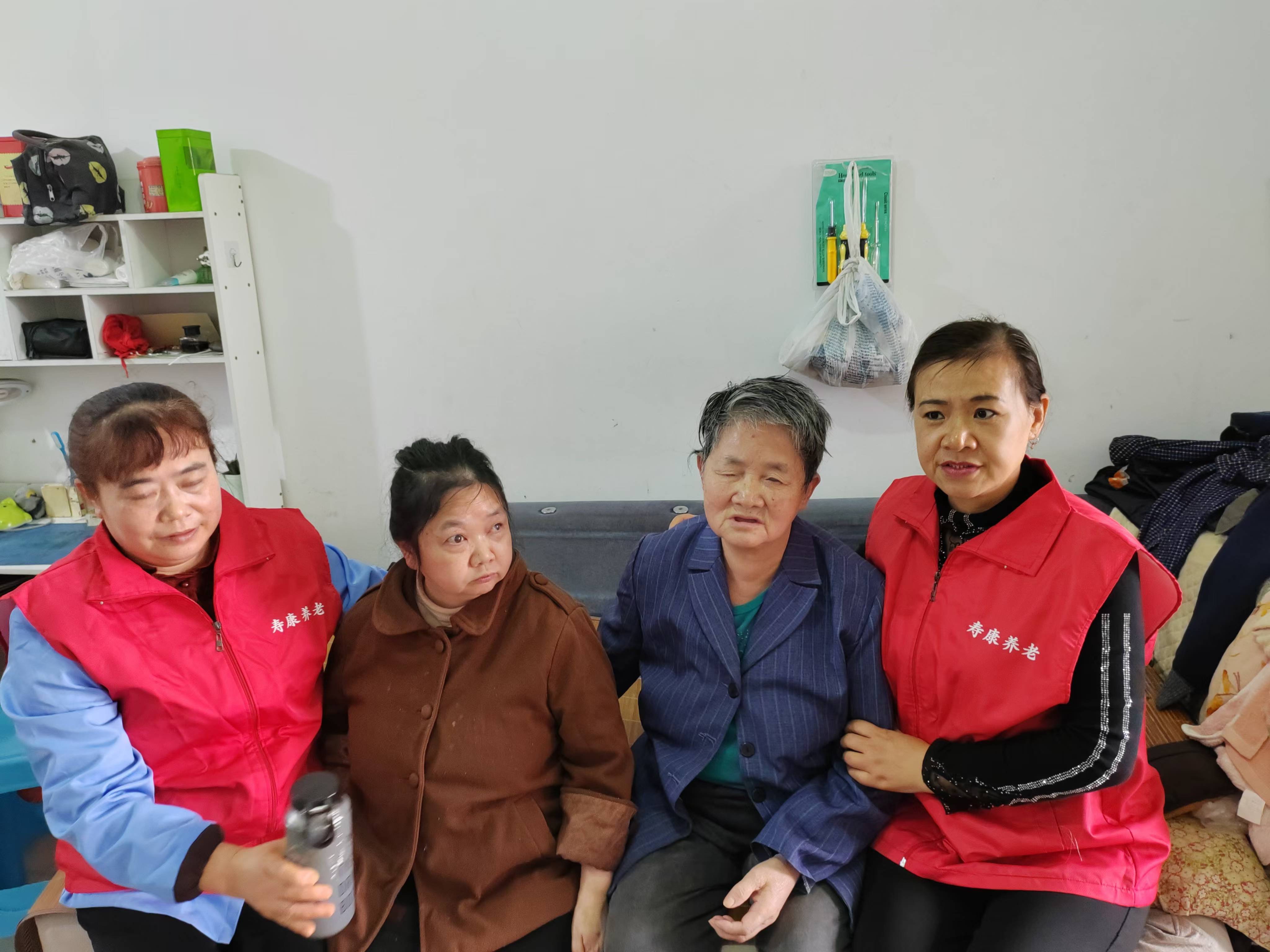 关爱失明老人，传递温暖力量